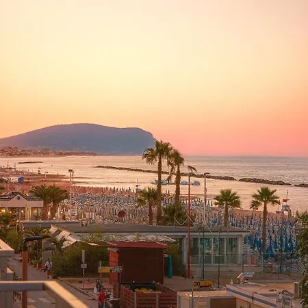 Terrazzo Panoramico Fronte Mare Zamponi *