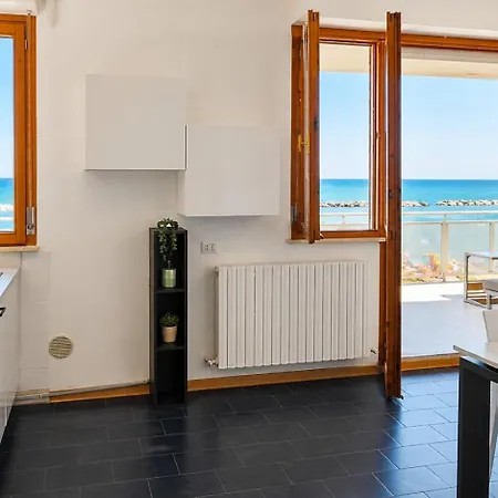 Terrazzo Panoramico Fronte Mare Zamponi 公寓